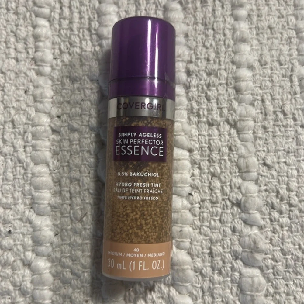 COVERGIRL Simply Ageless Essence 40 Medium Shade 30mL